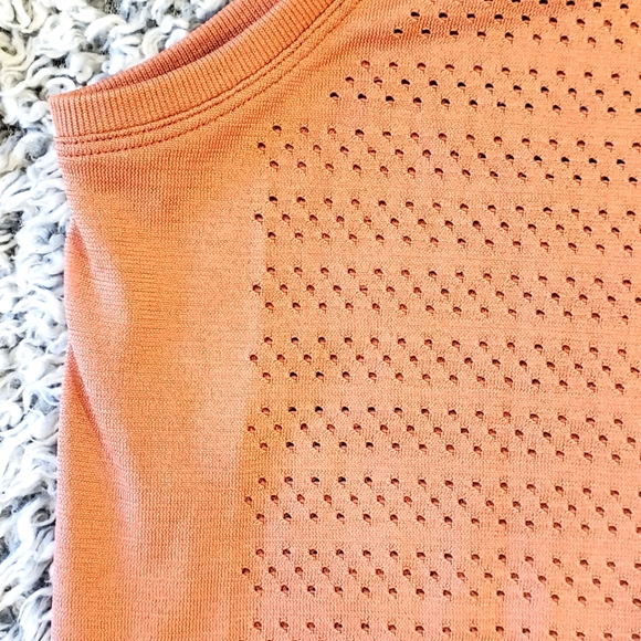 Lululemon mesh tank top 💙 - Picture 4 of 4